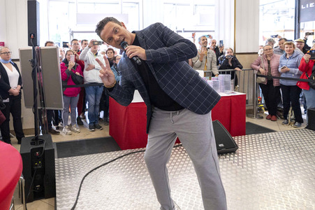 Autogrammstunde mit Anna-Carina Woitschack und Stefan Mross in Erfurt