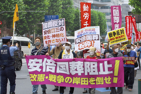Demonstration gegen das Staatsbegräbnis für Shinzo Abe in Tokio