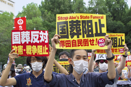 Demonstration gegen das Staatsbegräbnis für Shinzo Abe in Tokio