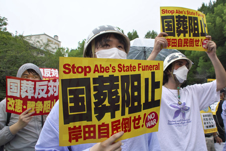 Demonstration gegen das Staatsbegräbnis für Shinzo Abe in Tokio