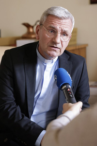 Interview mit Interview mit Weihbischof Dominikus Schwaderlapp in Fulda