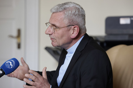 Interview mit Interview mit Weihbischof Dominikus Schwaderlapp in Fulda