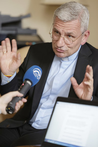 Interview mit Interview mit Weihbischof Dominikus Schwaderlapp in Fulda