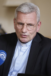 Interview mit Interview mit Weihbischof Dominikus Schwaderlapp in Fulda