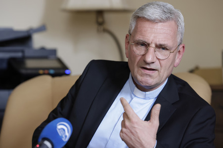 Interview mit Interview mit Weihbischof Dominikus Schwaderlapp in Fulda