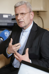 Interview mit Interview mit Weihbischof Dominikus Schwaderlapp in Fulda