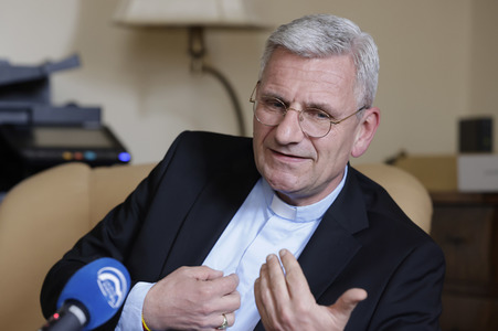 Interview mit Interview mit Weihbischof Dominikus Schwaderlapp in Fulda