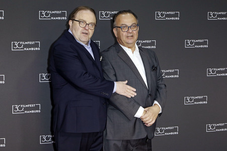 Festivaleröffnung und Filmpremiere 'Wir sind dann wohl die Angehörigen', Filmfest Hamburg 2022