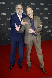 Festivaleröffnung und Filmpremiere 'Wir sind dann wohl die Angehörigen', Filmfest Hamburg 2022