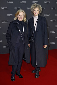 Festivaleröffnung und Filmpremiere 'Wir sind dann wohl die Angehörigen', Filmfest Hamburg 2022
