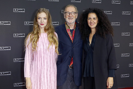 Festivaleröffnung und Filmpremiere 'Wir sind dann wohl die Angehörigen', Filmfest Hamburg 2022