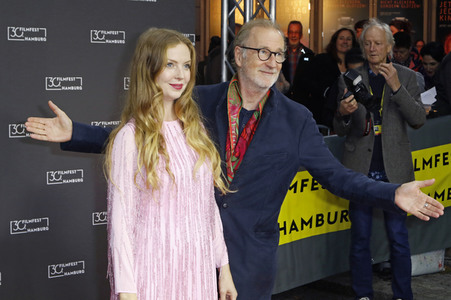 Festivaleröffnung und Filmpremiere 'Wir sind dann wohl die Angehörigen', Filmfest Hamburg 2022