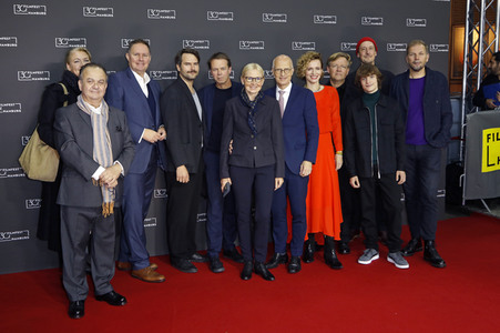 Festivaleröffnung und Filmpremiere 'Wir sind dann wohl die Angehörigen', Filmfest Hamburg 2022