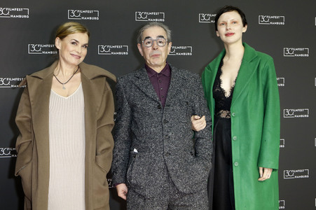 Festivaleröffnung und Filmpremiere 'Wir sind dann wohl die Angehörigen', Filmfest Hamburg 2022