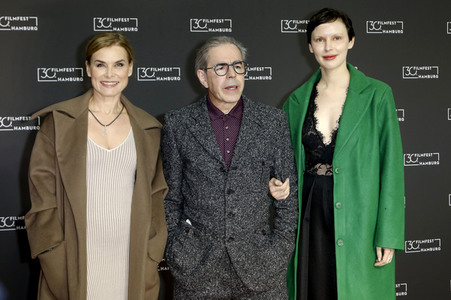 Festivaleröffnung und Filmpremiere 'Wir sind dann wohl die Angehörigen', Filmfest Hamburg 2022