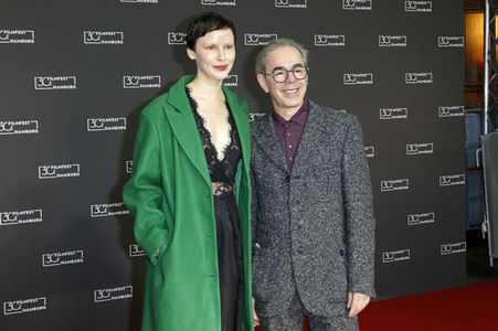 Festivaleröffnung und Filmpremiere 'Wir sind dann wohl die Angehörigen', Filmfest Hamburg 2022