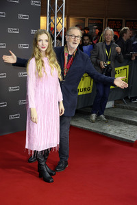 Festivaleröffnung und Filmpremiere 'Wir sind dann wohl die Angehörigen', Filmfest Hamburg 2022