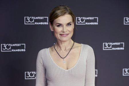 Festivaleröffnung und Filmpremiere 'Wir sind dann wohl die Angehörigen', Filmfest Hamburg 2022