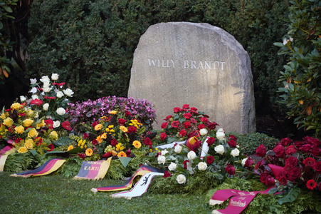Kranzniederlegung am Grab von Willy Brandt in Berlin