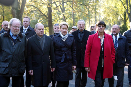 Kranzniederlegung am Grab von Willy Brandt in Berlin
