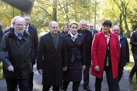 Kranzniederlegung am Grab von Willy Brandt in Berlin