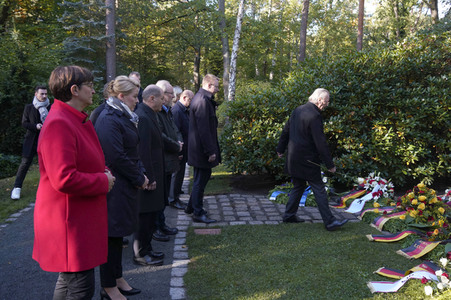 Kranzniederlegung am Grab von Willy Brandt in Berlin