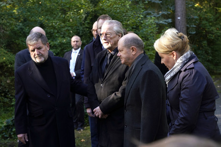 Kranzniederlegung am Grab von Willy Brandt in Berlin