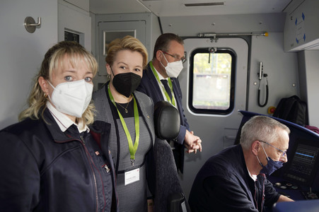 Fototermin mit Franziska Giffey bei der Sonderfahrt auf der S-Bahnlinie S 8 in Berlin