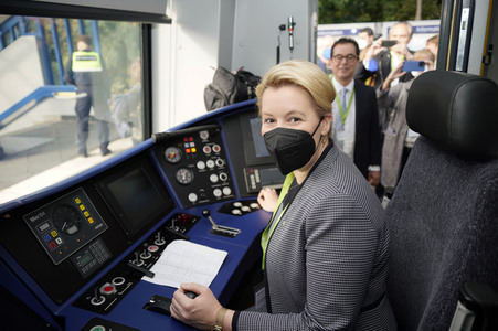 Fototermin mit Franziska Giffey bei der Sonderfahrt auf der S-Bahnlinie S 8 in Berlin