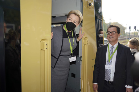 Fototermin mit Franziska Giffey bei der Sonderfahrt auf der S-Bahnlinie S 8 in Berlin