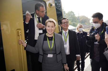 Fototermin mit Franziska Giffey bei der Sonderfahrt auf der S-Bahnlinie S 8 in Berlin