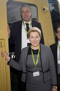 Fototermin mit Franziska Giffey bei der Sonderfahrt auf der S-Bahnlinie S 8 in Berlin