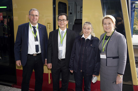 Fototermin mit Franziska Giffey bei der Sonderfahrt auf der S-Bahnlinie S 8 in Berlin