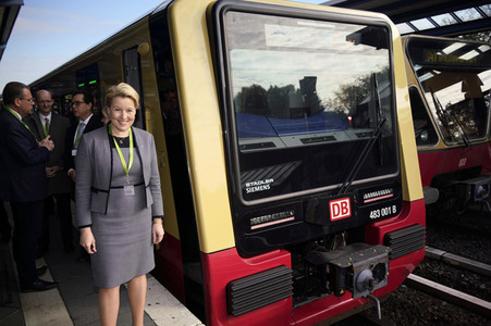 Fototermin mit Franziska Giffey bei der Sonderfahrt auf der S-Bahnlinie S 8 in Berlin