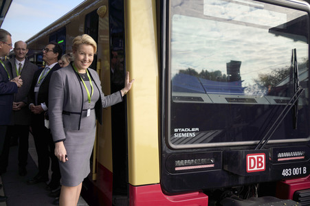 Fototermin mit Franziska Giffey bei der Sonderfahrt auf der S-Bahnlinie S 8 in Berlin