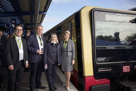 Fototermin mit Franziska Giffey bei der Sonderfahrt auf der S-Bahnlinie S 8 in Berlin