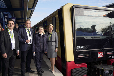 Fototermin mit Franziska Giffey bei der Sonderfahrt auf der S-Bahnlinie S 8 in Berlin