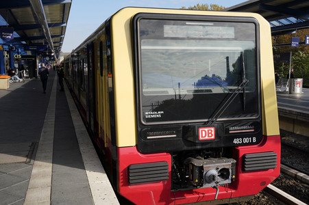 Fototermin mit Franziska Giffey bei der Sonderfahrt auf der S-Bahnlinie S 8 in Berlin