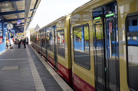 Fototermin mit Franziska Giffey bei der Sonderfahrt auf der S-Bahnlinie S 8 in Berlin