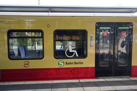 Fototermin mit Franziska Giffey bei der Sonderfahrt auf der S-Bahnlinie S 8 in Berlin