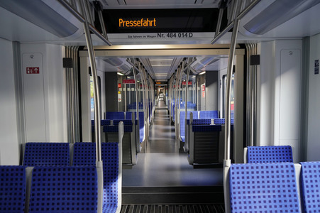 Fototermin mit Franziska Giffey bei der Sonderfahrt auf der S-Bahnlinie S 8 in Berlin
