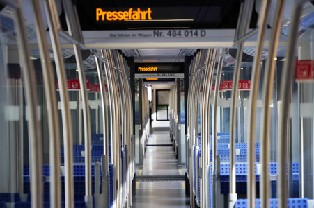 Fototermin mit Franziska Giffey bei der Sonderfahrt auf der S-Bahnlinie S 8 in Berlin