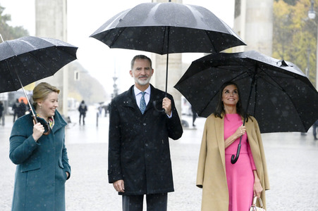 König Felipe VI. und Königin Letizia von Spanien am Brandenburger Tor in Berlin