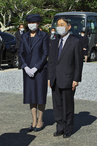 Kaiser Naruhito und Kaiserin Masako auf dem Nationalfriedhof in Itoman