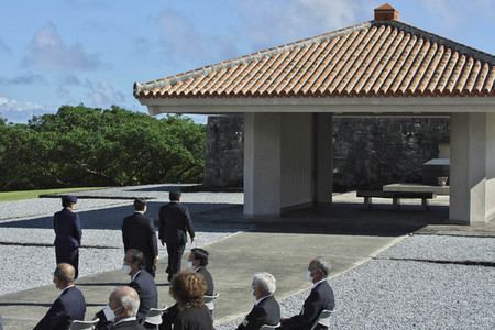 Kaiser Naruhito und Kaiserin Masako auf dem Nationalfriedhof in Itoman