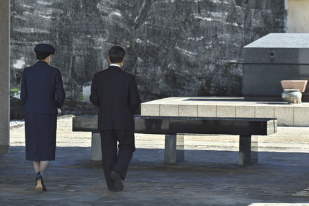 Kaiser Naruhito und Kaiserin Masako auf dem Nationalfriedhof in Itoman
