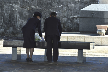 Kaiser Naruhito und Kaiserin Masako auf dem Nationalfriedhof in Itoman