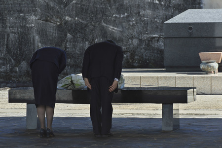 Kaiser Naruhito und Kaiserin Masako auf dem Nationalfriedhof in Itoman
