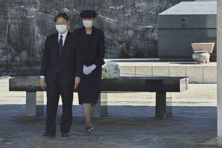 Kaiser Naruhito und Kaiserin Masako auf dem Nationalfriedhof in Itoman