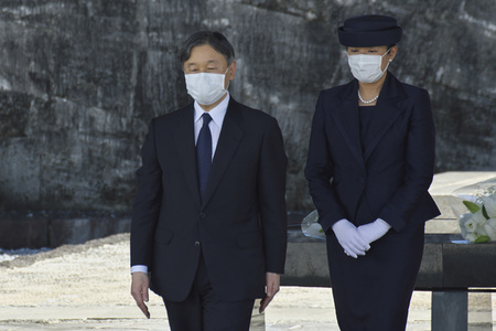 Kaiser Naruhito und Kaiserin Masako auf dem Nationalfriedhof in Itoman
